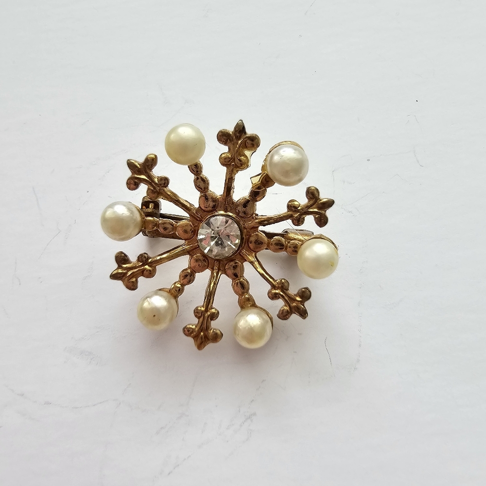 1950s Starburst Snowflake Brooch, Fleur-de-lis Accents, MCM Costume Jewelry